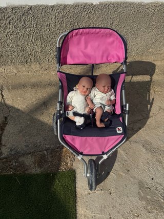 Carrito de muñecas con 2 bebés