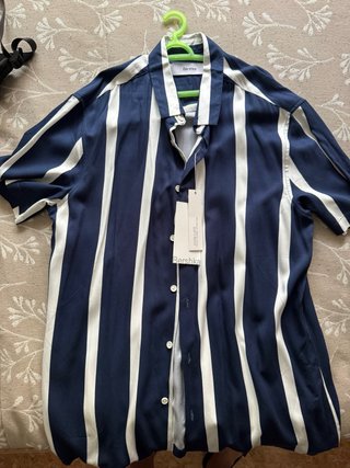 Camisa Bershka rayas azul y blanco corta