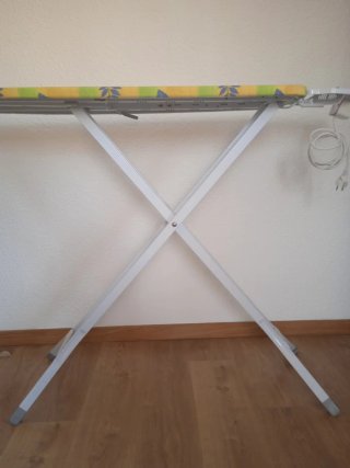 Tabla de planchar con enchufe