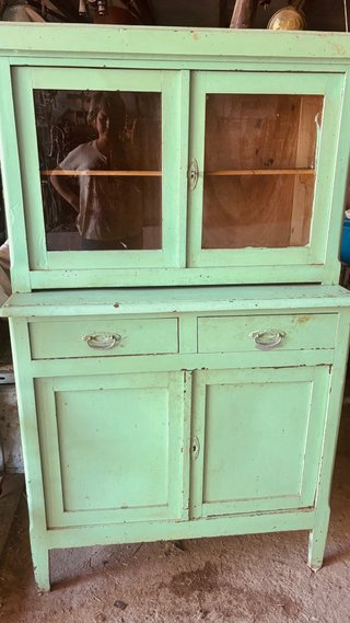 Alacena de madera pintada