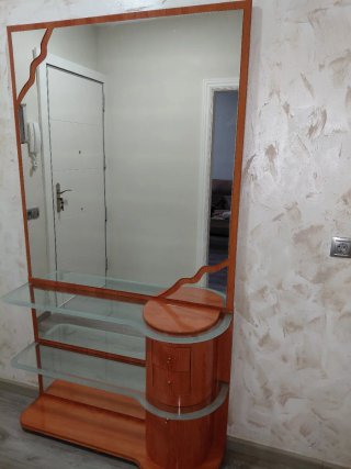 Mueble recibidor madera y cristal.