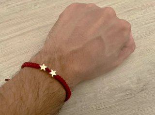 Pulsera artesanal con estrellas doradas