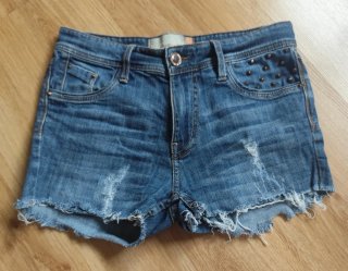 Shorts vaqueros Stradivarius con tachuelas