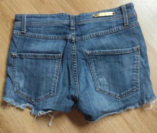 Shorts vaqueros Stradivarius con tachuelas