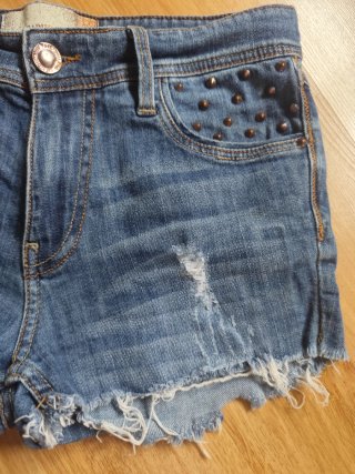 Shorts vaqueros Stradivarius con tachuelas