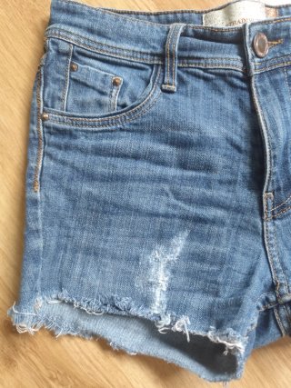 Shorts vaqueros Stradivarius con tachuelas