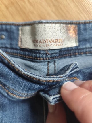 Shorts vaqueros Stradivarius con tachuelas