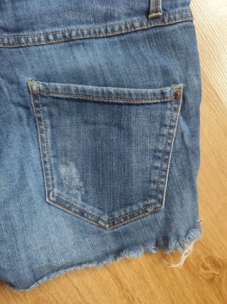 Shorts vaqueros Stradivarius con tachuelas