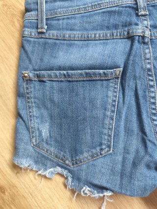 Shorts vaqueros Stradivarius con tachuelas
