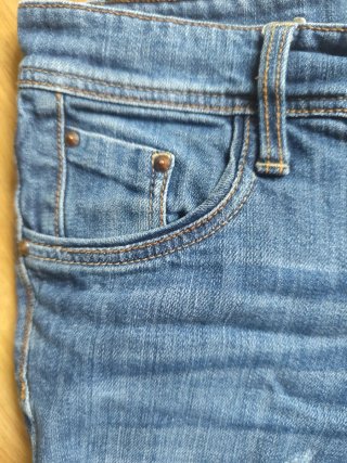 Shorts vaqueros Stradivarius con tachuelas