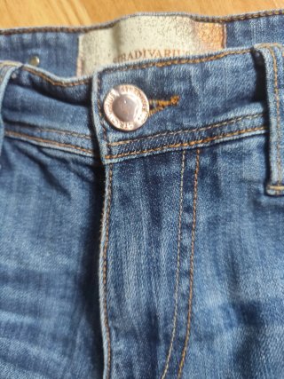 Shorts vaqueros Stradivarius con tachuelas