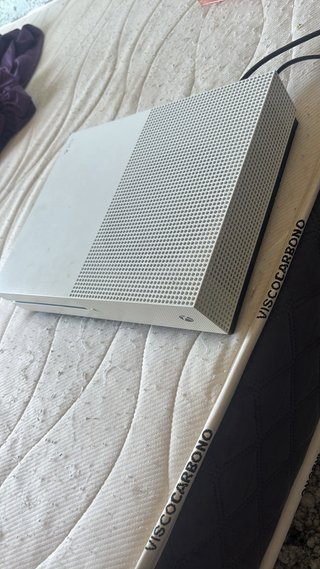 Xbox One S Blanca  1tb  Incluye tres juego
