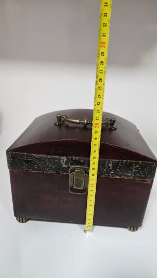 Baúl joyero de madera y metal