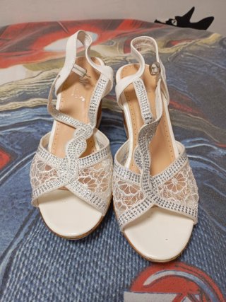 Sandalias blancas con pedrería y encaje