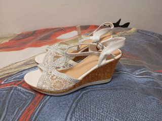 Sandalias blancas con pedrería y encaje