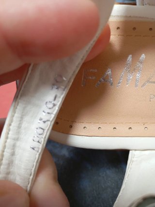 Sandalias blancas con pedrería y encaje