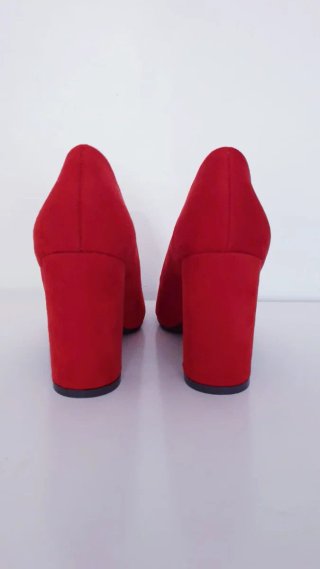 TACONES DE GAMUZA COLOR ROJO "MARYPAZ"