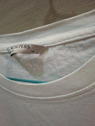 Camiseta blanca Scalpers con mensaje