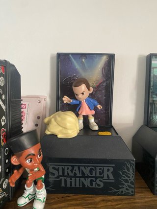 Lote Figuras Stranger Things y Gorra