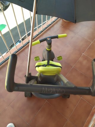 Triciclo infantil con parasol