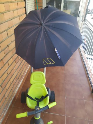 Triciclo infantil con parasol