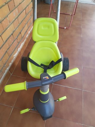 Triciclo infantil con parasol
