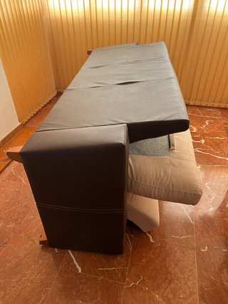 Due divani a 2 posti beige e marrone