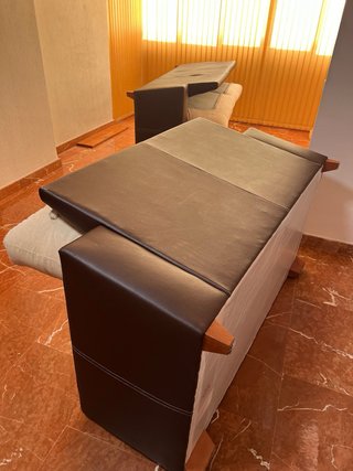 Due divani a 2 posti beige e marrone