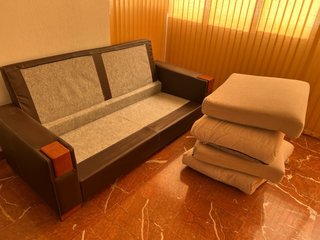 Due divani a 2 posti beige e marrone