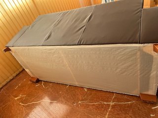 Due divani a 2 posti beige e marrone