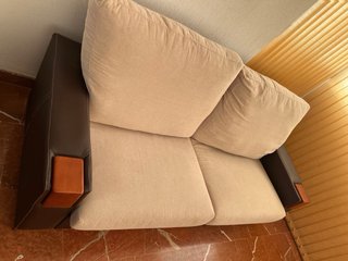 Due divani a 2 posti beige e marrone