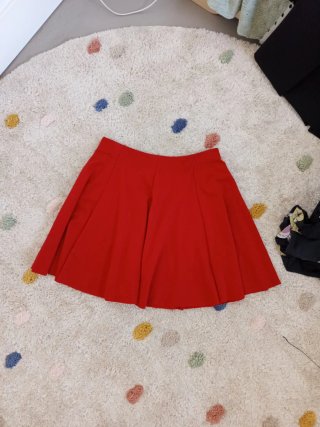 Falda roja plisada