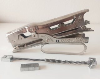 Grapadora Ace Clipper + Perforadora  Beta 209