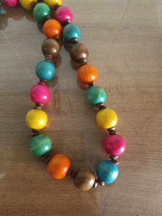 Collar de madera con cuentas de colores