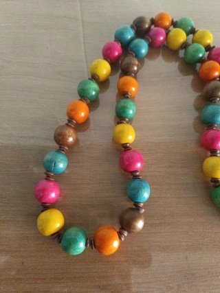 Collar de madera con cuentas de colores