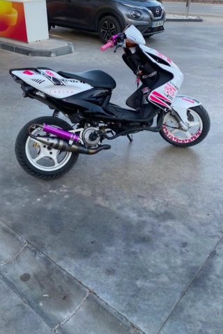 Yamaha Aerox Scooter Blanco y Rosa