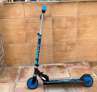 Patinete infantil con ruedas azules