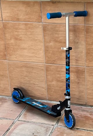 Patinete infantil con ruedas azules
