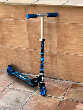 Patinete infantil con ruedas azules