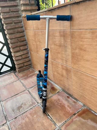 Patinete infantil con ruedas azules