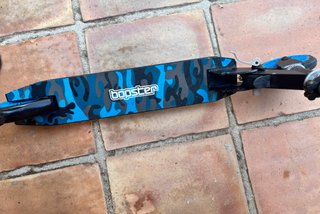 Patinete infantil con ruedas azules