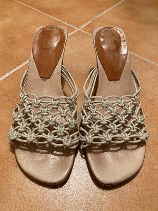 Sandalias tacón piel beige