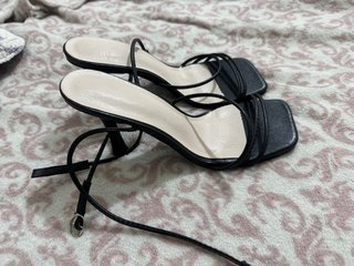 Sandalias doradas talla 40 y negros 39 20€ los dos