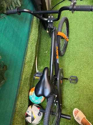 Bici BMX negra y naranja