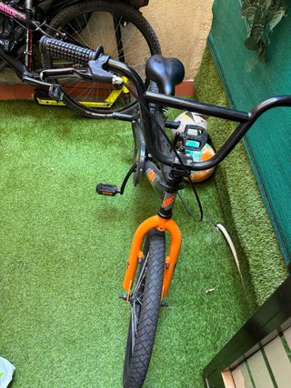 Bici BMX negra y naranja