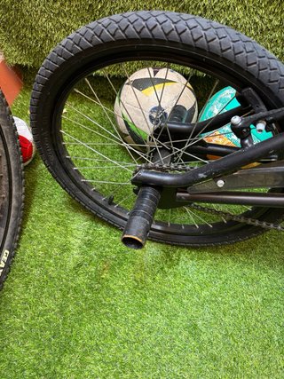 Bici BMX negra y naranja