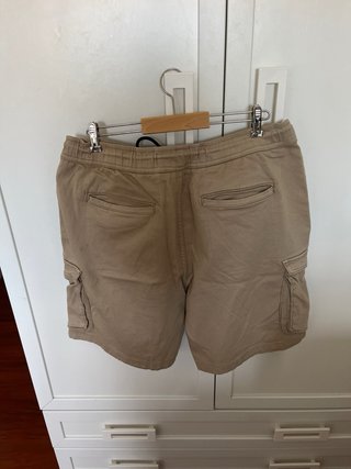 Pantalón corto cargo Bershka beige