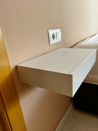 Juego deMesitas de noche flotante blanca con cajon
