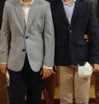 Trajes de niño gris y azul de marca.