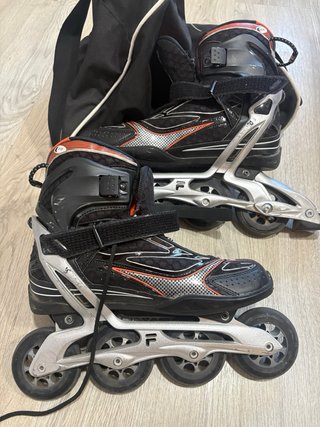 Patines en línea y bolsa de transporte